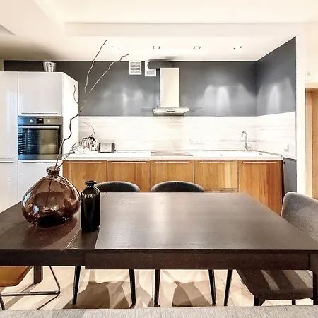 & Апартаменти *