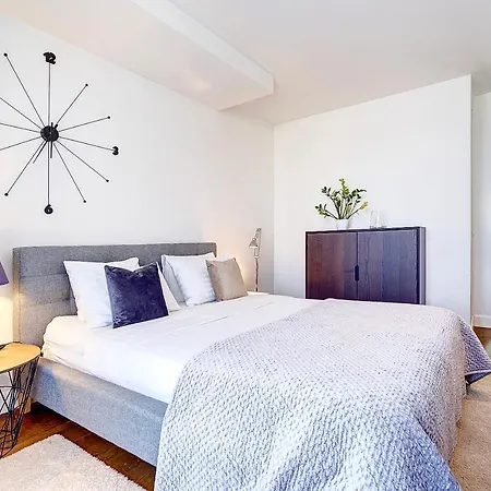 & Апартаменти *